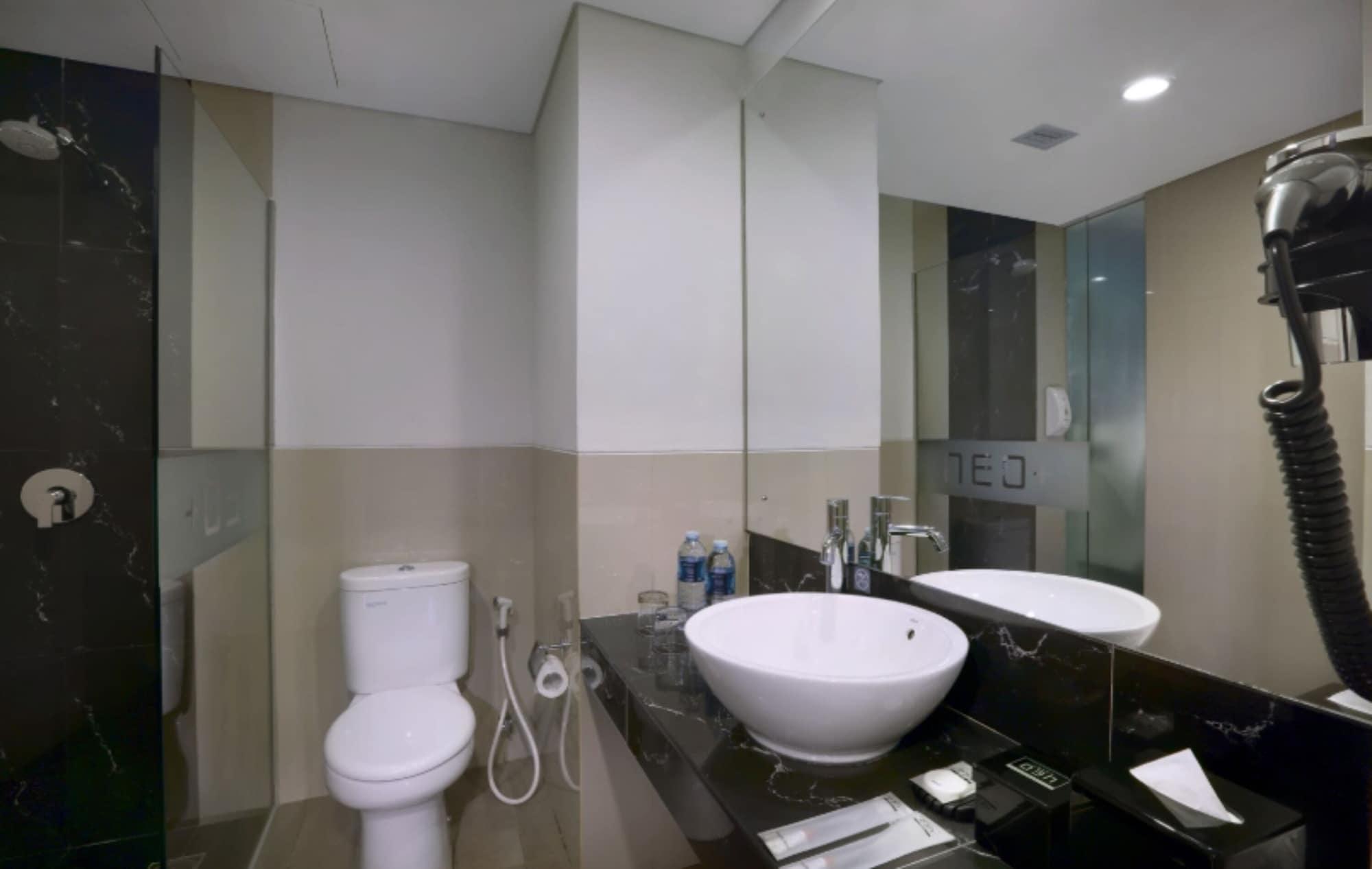Hotel Neo+ Kebayoran Джакарта Экстерьер фото